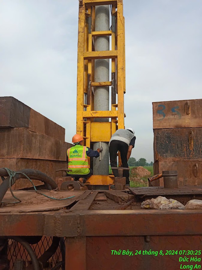 coc_thu-dang_ep_voi_dong_ho_do_thuy_luc