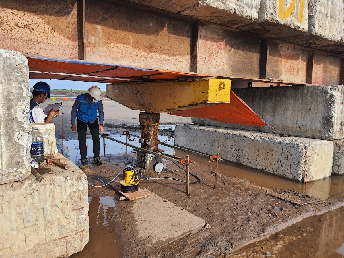 hinh_anh_ky_su_dang_lam_viec_tai_tai_cong_truong