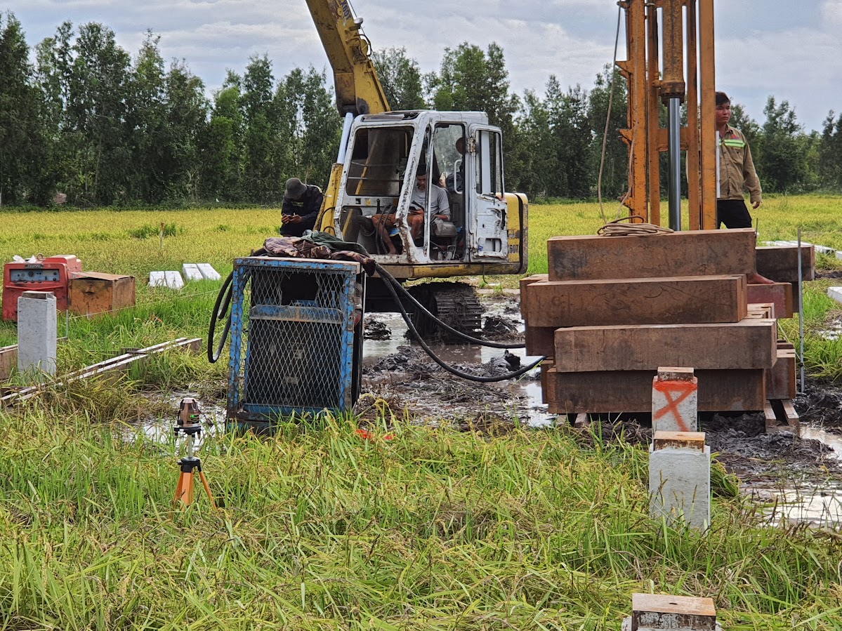 may_ep_coc_thuy-luc_dang-lam_viec_tai_cong_trinh