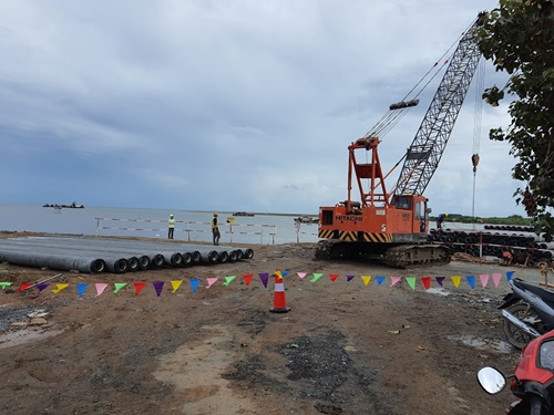 thi_cong_ep_coc_nha_dan_va_resort_ven_bien_binh_thuan