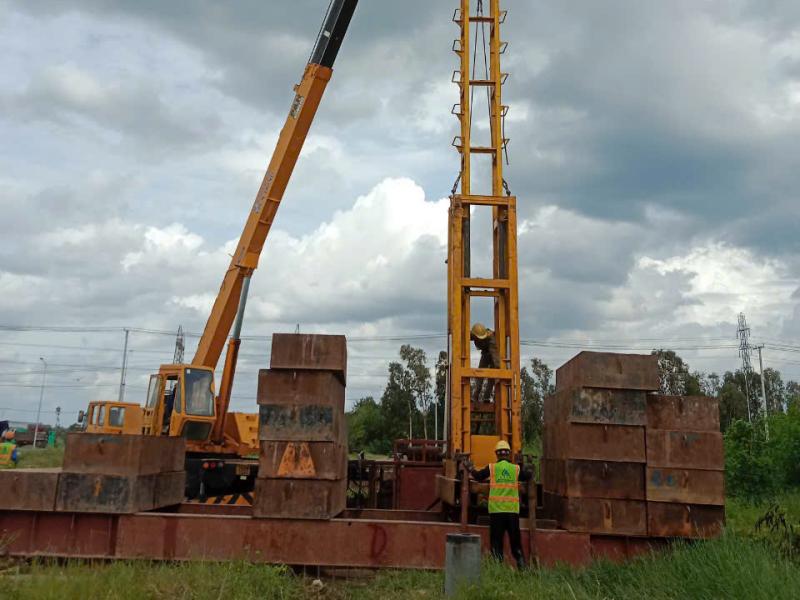 Ép cọc tròn D300 cho móng nhà mới gần công trình liền kề tại Chơn Thành